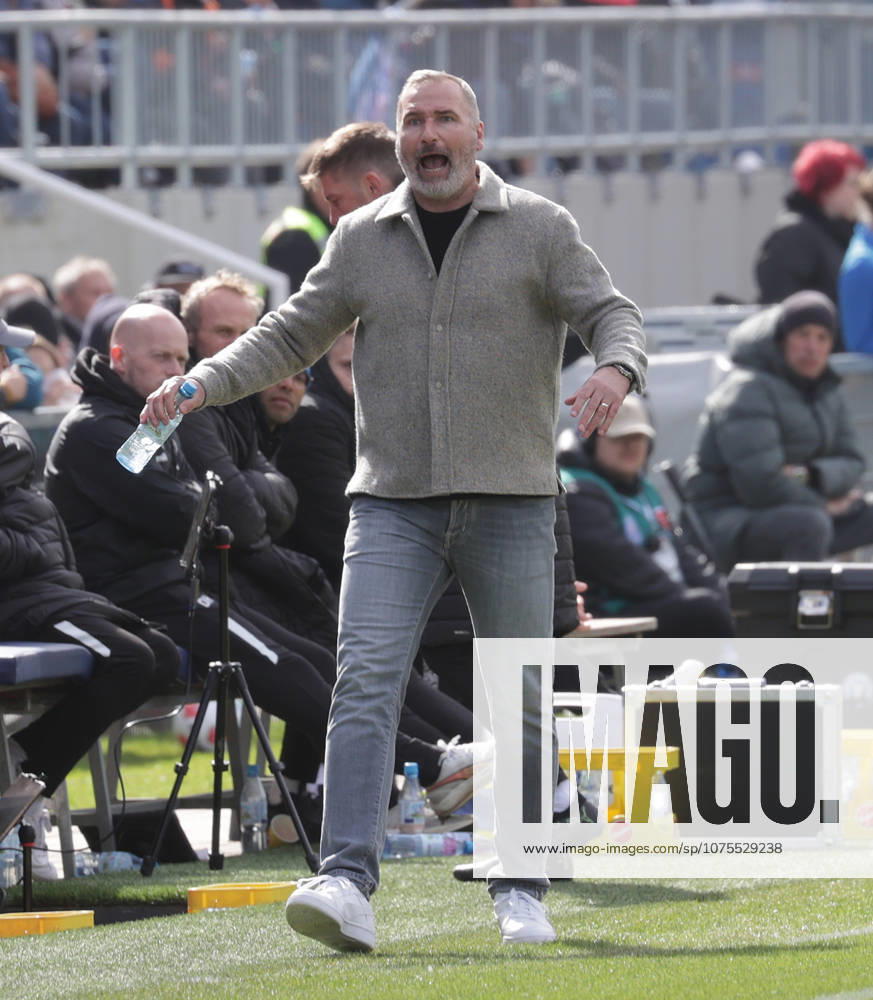 Coach Tim Walter Holstein Kiel Football, Men, Season 2025 2026, 2 BL, Holstein Stadion, Holstein Kiel vs Preussen Muenster, 0 0 DFL REGULATIONS PROHIBIT ANY USE OF PHOTOGRAPHS AS IMAGE SEQUENCES AND OR QUASI VIDEO