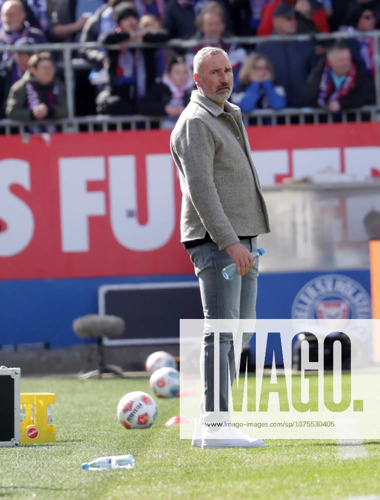 Coach Tim Walter Holstein Kiel Football, Men, Season 2025 2026, 2 BL, Holstein Stadion, Holstein Kiel vs Preussen Muenster, 0 0 DFL REGULATIONS PROHIBIT ANY USE OF PHOTOGRAPHS AS IMAGE SEQUENCES AND OR QUASI VIDEO