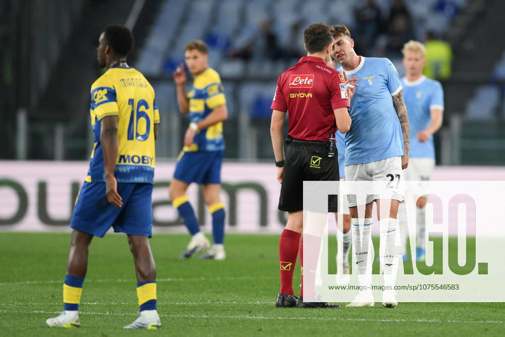 Foto IPP Roberto Ramaccia Roma 4 4 2026 Campionato di Calcio Serie A 2025 2026 Lazio vs Parma Nella foto Daniel Maldini of SS Lazio parla con l’ arbitro Matteo Marcenaro Italy Photo Press - World Copyright Roma italy Italia ITALY