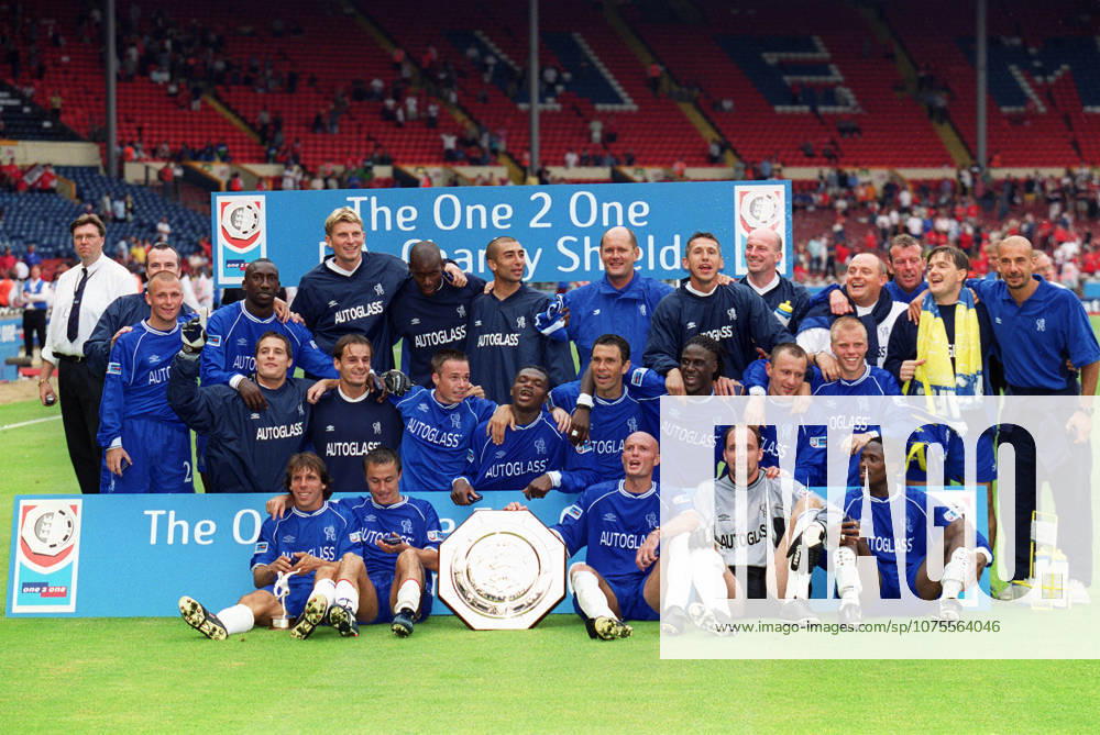 Chelsea V Manchester United, ManU Fa Charity Shield Chelsea team group, Mannschaftsbild, Totale Ed De Goey, Mario Melchiot, Frank Leboeuf, Marcel Desailly, Celestine Babayaro, Mario Stanic, Roberto Di Matteo, Dennis Wise, Gus Poyet, Gianfranco Zola, Jimmy Floyd Hasselbaink, Carlo Cudicini, Graeme Le Saux, Bernard Lambourde, Gabriele Ambrosetti, Jody Morris, Tore Andre Flo, Eidur Gudjohnsen, Gianluca Vialli, Graeme Rix before the Fa Charity Shield match between Chelsea and Manchester United at Wembley Stadium on August 13, 2000 in London, England. London Wembley Stadium England United Kingdom