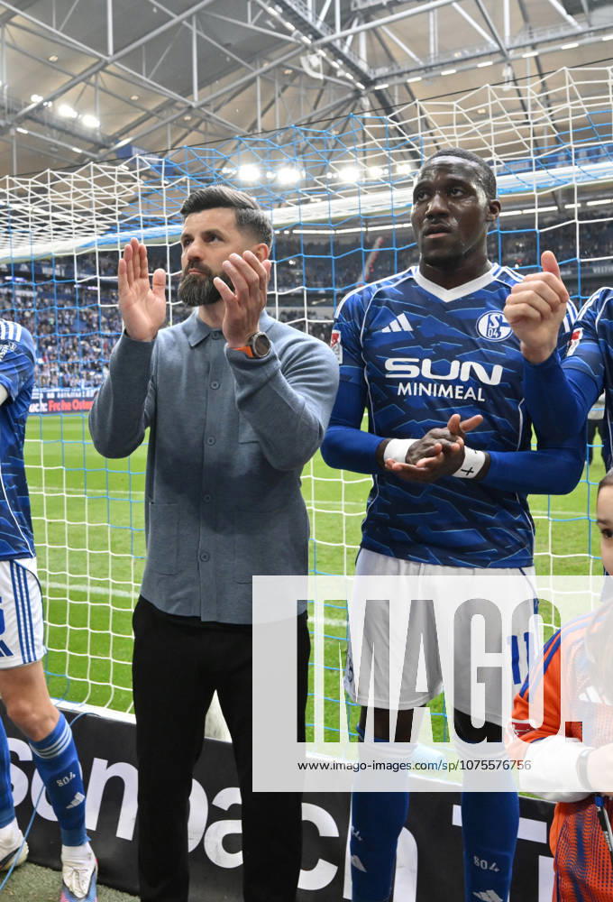 Coach Miron Muslic FC Schalke 04 , Bryan Lasme FC Schalke 04 , v li 05 04 2026, Soccer 2 Bundesliga, Season 2025 2026, 28 Matchday, FC Schalke 04 Karlsruher SC 1 0 DFL regulations prohibit any use of photographs as image sequences and or quasi video Gelsenkirchen Veltins Arena Nordrhein Westfalen Germany Team2