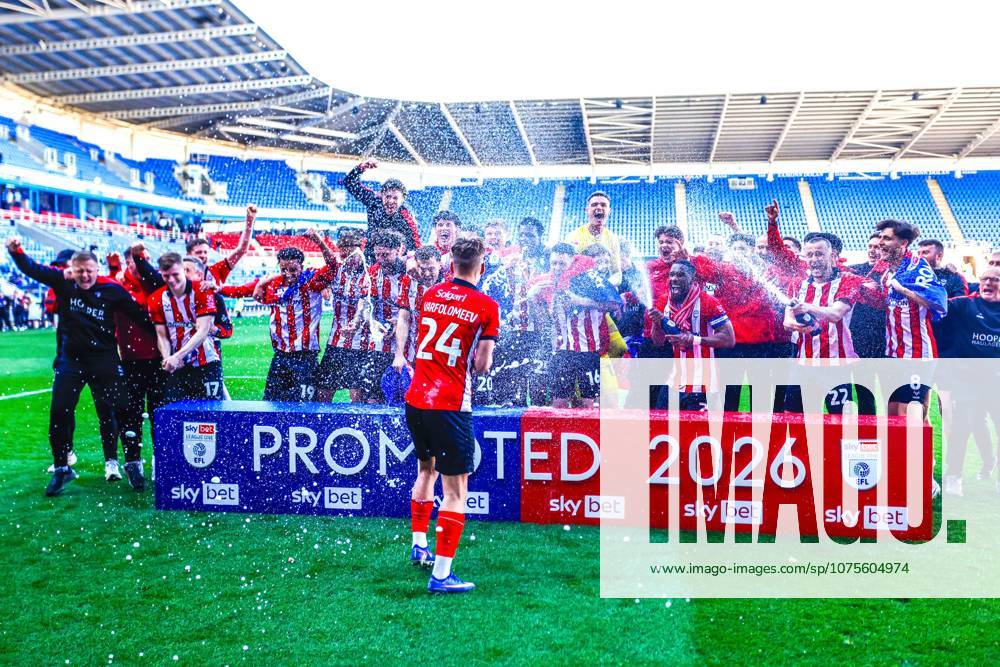 Reading v Lincoln City Sky Bet League 1 Lincoln City celebrate confirming promotion after the Sky Bet League 1 match at the Select Car Leasing Stadium, Reading 06 04 2026 UK Newspapers OUT