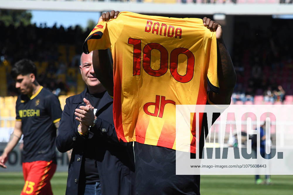 Banda Lameck (Us Lecce) celebrates 100 Serie A appearances with US Lecce during US Lecce vs Atalanta BC, Italian soccer Serie A match in Lecce, Italy, April 06 2026
