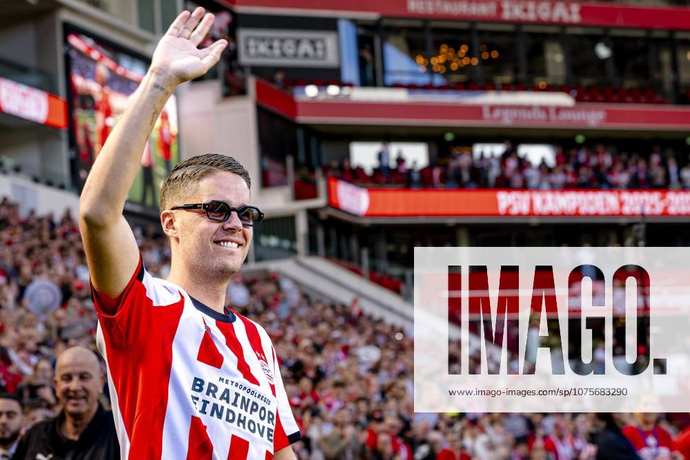 EINDHOVEN Celebration of Eredivisie champion PSV Eindhoven at the Stadhuisplein PSV Eindhoven player Joey Veerman Photo by Caroline van Leusden EYE4IMAGES DeFodi Images