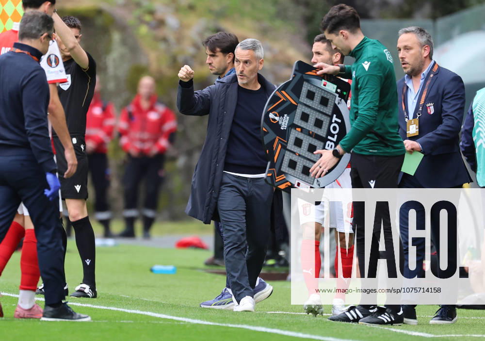 Carlos Vicens head coach of Sporting Braga in action during the UEFA Europe League, quarter final 1st leg between Sporting Club de Braga and Real Betis Balompie at Stadium Municipal of Braga on April 8 2026 in Braga (Portugal) (Photo by Luis de la Mata SportPix Sipa USA) Braga Stadium Municipal of Braga Braga Portugal