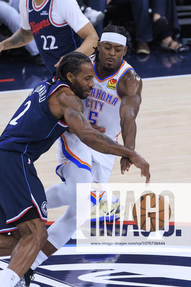 Luguentz Dort 5 of the Oklahoma City Thunder attempts to steal the ball from Kawhi Leonard 2 of the Los Angeles Clippers during their regular season NBA, Basketball Herren, USA game on Wednesday April 8, 2026 at Intuit Dome in Inglewood, California. Clippers lose to Thunder, 128-110. ARIANA RUIZ PI Inglewood USA - ZUMAp124 20260408_zaa_p124_099