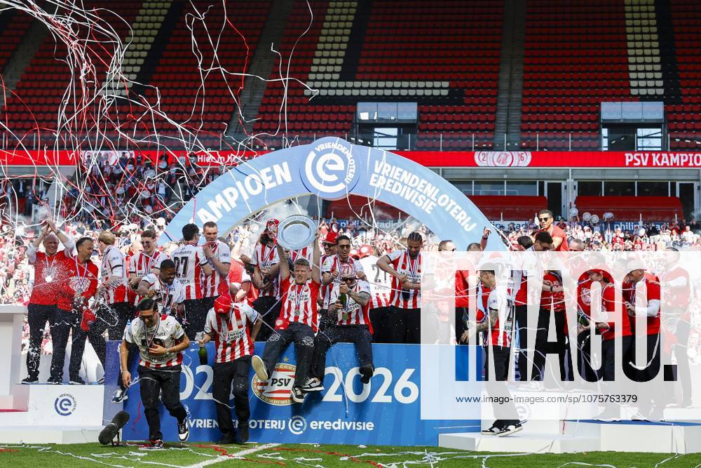 EINDHOVEN - PSV Eindhoven goalkeeper Nick Olij, Anass Salah-Eddine of PSV Eindhoven, Yarek Gasiorowski of PSV Eindhoven, Armando Obispo of PSV Eindhoven, Ivan Perisic of PSV Eindhoven, Ryan Flamingo of PSV Eindhoven, Ruben van Bommel of PSV Eindhoven, Sergino Dest of PSV Eindhoven, Ricardo Pepi of PSV Eindhoven, Paul Wanner of PSV Eindhoven, Couhaib Driouech of PSV Eindhoven, Alassane Plea of PSV Eindhoven, Mauro Junior of PSV Eindhoven, Esmir Bajraktarevic of PSV Eindhoven, Guus Til of PSV Eindhoven, Myron Boadu of PSV Eindhoven, Jerdy Schouten of PSV Eindhoven, Joey Veerman of PSV Eindhoven, PSV Eindhoven goalkeeper Niek Schiks, Kiliann Sidillia of PSV Eindhoven, Dennis Man of PSV Eindhoven, Noah Fernandez of PSV Eindhoven, PSV Eindhoven goalkeeper Matej Kovar, Ismael Saibari of PSV Eindhoven, Joel van den Berg of PSV Eindhoven, Wessel Kuhn of PSV Eindhoven, Fabian Merién of PSV Eindhoven, Nicolas Verkooijen of PSV Eindhoven, PSV Eindhoven coach Peter Bosz, PSV Eindhoven assistant coach Ibrahim Afellay, PSV Eindhoven assistant coach Rob Maas, PSV Eindhoven assistant coach Theo Lucius, PSV Eindhoven goalkeeper coach Kevin Begois, PSV Eindhoven team manager Bas Roorda with the championship trophy, during the celebration of PSV Eindhoven as national champions at the Philips Stadium on 07 April 2026 in Eindhoven, the Netherlands. MAURICE VAN STEEN ANP Eredivisie 2025-2026 ANPxSportx xMauricexvanxSteenxIVx 555380942 originalFilename: 555380942