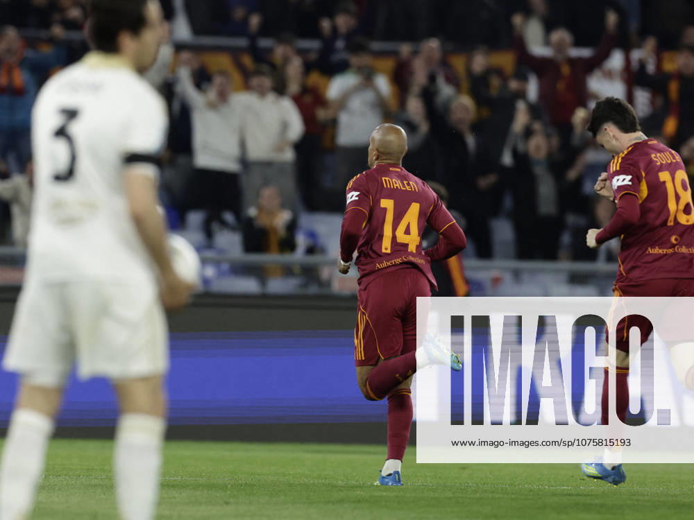 CALCIO - Serie A - AS Roma vs Pisa SC Roma s Dutch midfielder Donyell Malen celebrates after scoring a goal during the Serie A football match between AS Roma vs Pisa at the Olimpico Stadium in Rome, Italy on April 10, 2026. Rome Italy