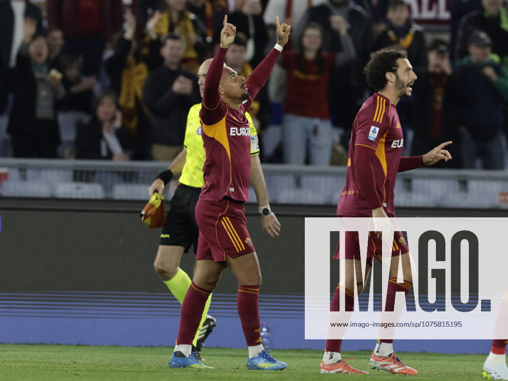 CALCIO - Serie A - AS Roma vs Pisa SC Roma s Dutch midfielder Donyell Malen celebrates after scoring a goal during the Serie A football match between AS Roma vs Pisa at the Olimpico Stadium in Rome, Italy on April 10, 2026. Rome Italy