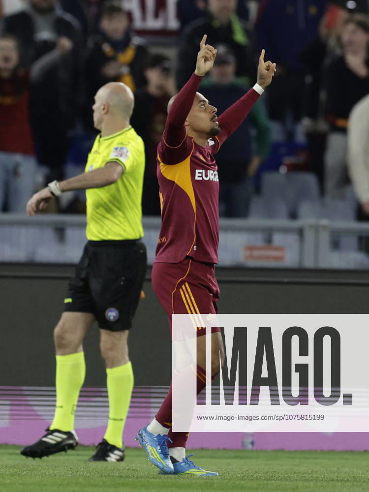 CALCIO - Serie A - AS Roma vs Pisa SC Roma s Dutch midfielder Donyell Malen celebrates after scoring a goal during the Serie A football match between AS Roma vs Pisa at the Olimpico Stadium in Rome, Italy on April 10, 2026. Rome Italy