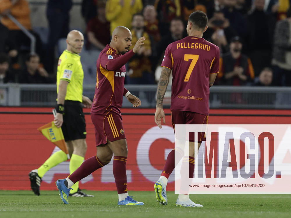 CALCIO - Serie A - AS Roma vs Pisa SC Roma s Dutch midfielder Donyell Malen celebrates after scoring a goal during the Serie A football match between AS Roma vs Pisa at the Olimpico Stadium in Rome, Italy on April 10, 2026. Rome Italy