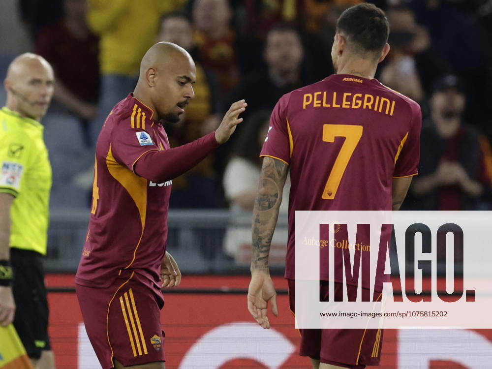 CALCIO - Serie A - AS Roma vs Pisa SC Roma s Dutch midfielder Donyell Malen celebrates after scoring a goal during the Serie A football match between AS Roma vs Pisa at the Olimpico Stadium in Rome, Italy on April 10, 2026. Rome Italy