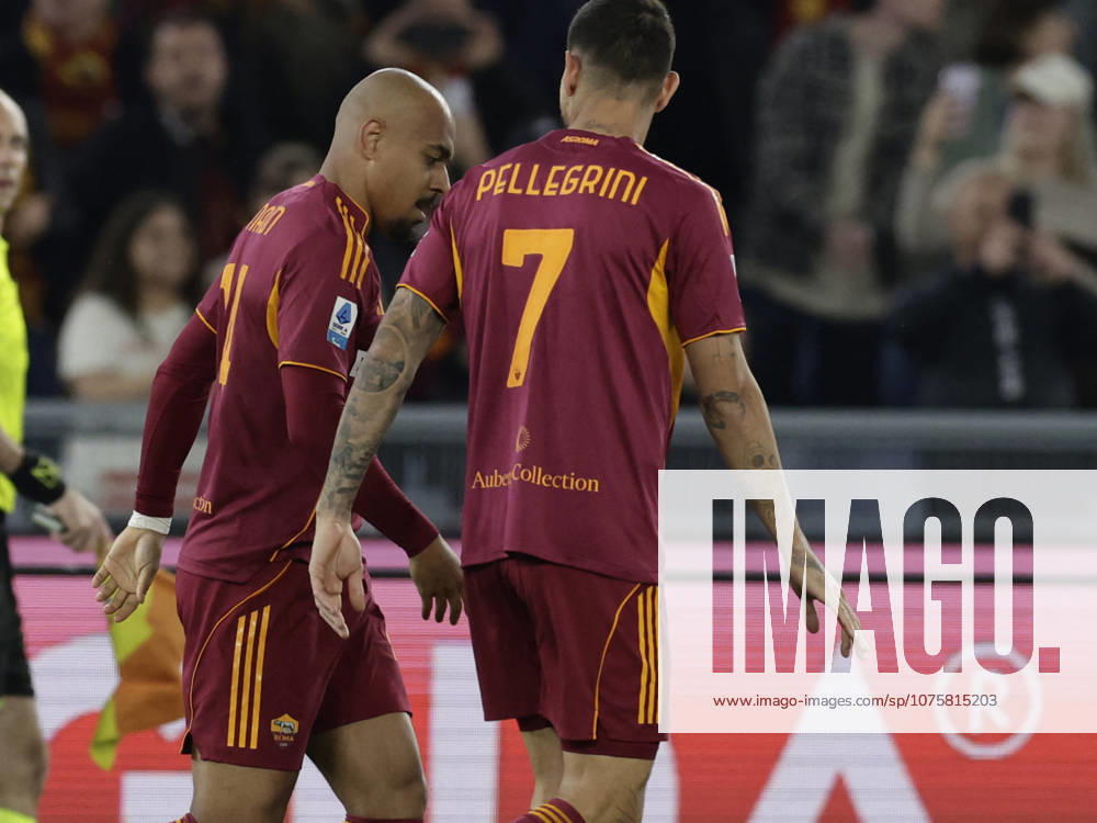 CALCIO - Serie A - AS Roma vs Pisa SC Roma s Dutch midfielder Donyell Malen celebrates after scoring a goal during the Serie A football match between AS Roma vs Pisa at the Olimpico Stadium in Rome, Italy on April 10, 2026. Rome Italy