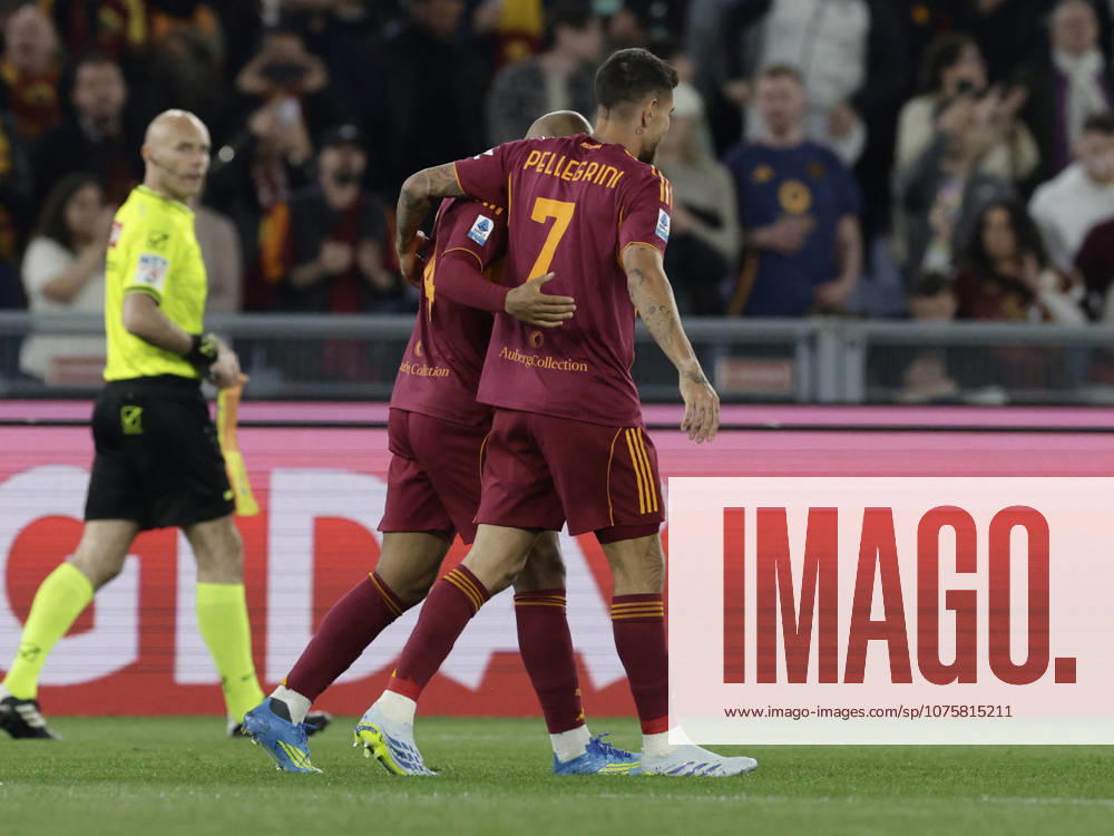 CALCIO - Serie A - AS Roma vs Pisa SC Roma s Dutch midfielder Donyell Malen celebrates after scoring a goal during the Serie A football match between AS Roma vs Pisa at the Olimpico Stadium in Rome, Italy on April 10, 2026. Rome Italy