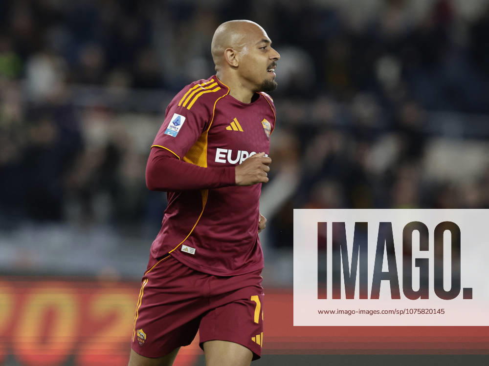 CALCIO - Serie A - AS Roma vs Pisa SC Roma s Dutch midfielder Donyell Malen celebrates after scoring a goal of 2-0 during the Serie A football match between AS Roma vs Pisa at the Olimpico Stadium in Rome, Italy on April 10, 2026. Rome Italy