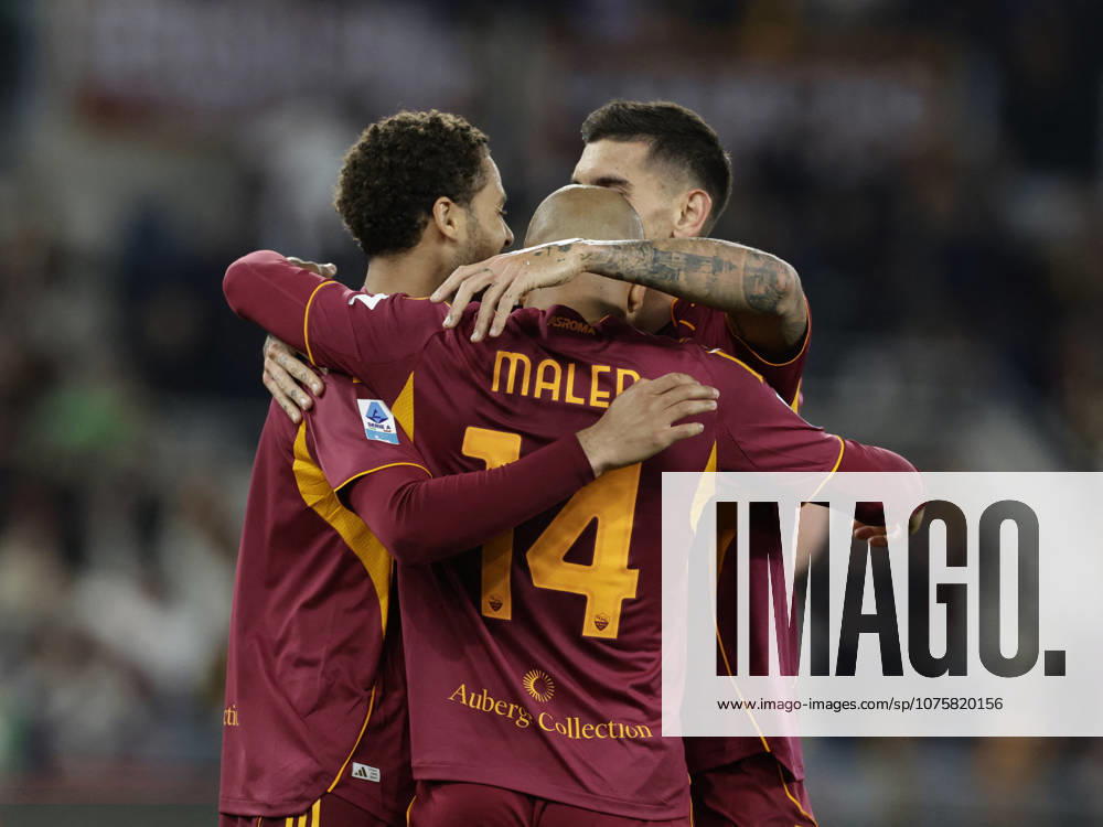 CALCIO - Serie A - AS Roma vs Pisa SC Roma s Dutch midfielder Donyell Malen celebrates after scoring a goal of 2-0 during the Serie A football match between AS Roma vs Pisa at the Olimpico Stadium in Rome, Italy on April 10, 2026. Rome Italy