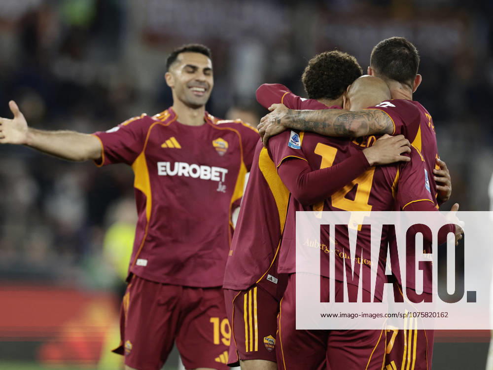 CALCIO - Serie A - AS Roma vs Pisa SC Roma s Dutch midfielder Donyell Malen celebrates after scoring a goal of 2-0 during the Serie A football match between AS Roma vs Pisa at the Olimpico Stadium in Rome, Italy on April 10, 2026. Rome Italy