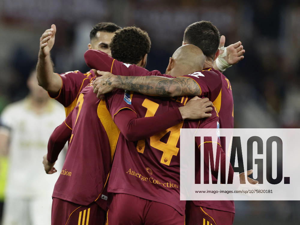 CALCIO - Serie A - AS Roma vs Pisa SC Roma s Dutch midfielder Donyell Malen celebrates after scoring a goal of 2-0 during the Serie A football match between AS Roma vs Pisa at the Olimpico Stadium in Rome, Italy on April 10, 2026. Rome Italy