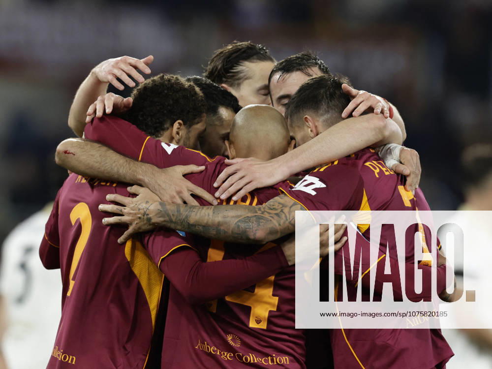CALCIO - Serie A - AS Roma vs Pisa SC Roma s Dutch midfielder Donyell Malen celebrates after scoring a goal of 2-0 during the Serie A football match between AS Roma vs Pisa at the Olimpico Stadium in Rome, Italy on April 10, 2026. Rome Italy