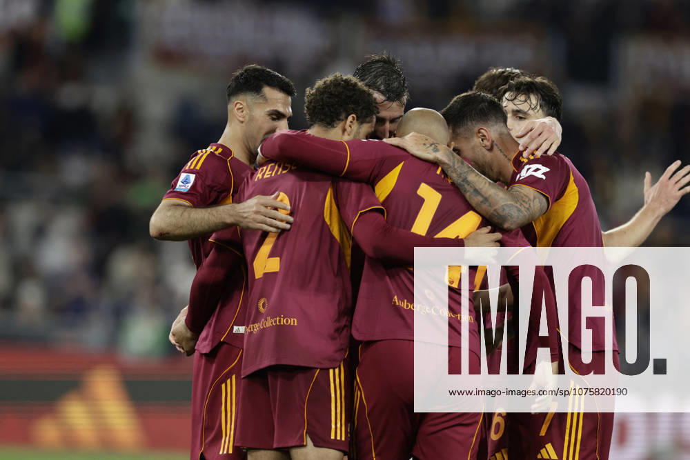 CALCIO - Serie A - AS Roma vs Pisa SC Roma s Dutch midfielder Donyell Malen celebrates after scoring a goal of 2-0 during the Serie A football match between AS Roma vs Pisa at the Olimpico Stadium in Rome, Italy on April 10, 2026. Rome Italy