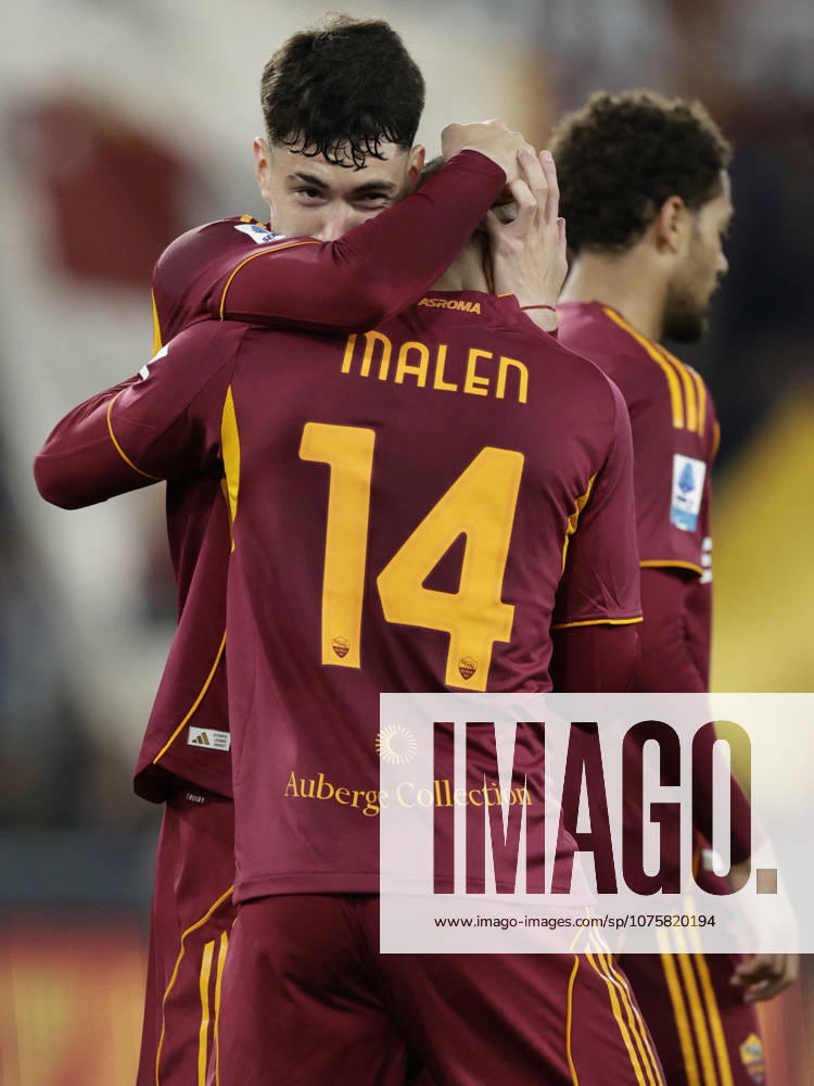 CALCIO - Serie A - AS Roma vs Pisa SC Roma s Dutch midfielder Donyell Malen celebrates after scoring a goal of 2-0 during the Serie A football match between AS Roma vs Pisa at the Olimpico Stadium in Rome, Italy on April 10, 2026. Rome Italy