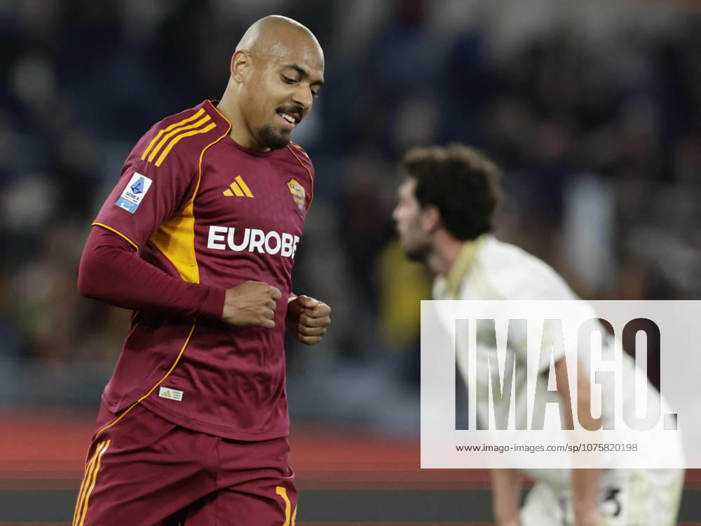 CALCIO - Serie A - AS Roma vs Pisa SC Roma s Dutch midfielder Donyell Malen celebrates after scoring a goal of 2-0 during the Serie A football match between AS Roma vs Pisa at the Olimpico Stadium in Rome, Italy on April 10, 2026. Rome Italy