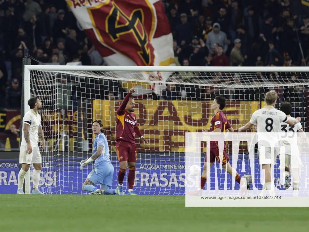 CALCIO - Serie A - AS Roma vs Pisa SC Roma s Dutch midfielder Donyell Malen celebrates after scoring a goal of 3-0 during the Serie A football match between AS Roma vs Pisa at the Olimpico Stadium in Rome, Italy on April 10, 2026. Rome Italy