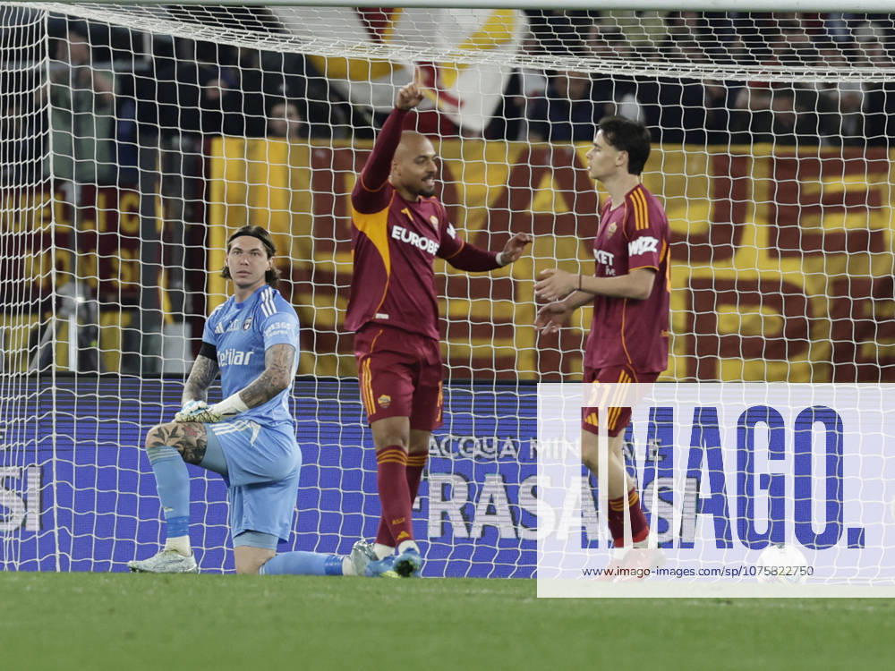 CALCIO - Serie A - AS Roma vs Pisa SC Roma s Dutch midfielder Donyell Malen celebrates after scoring a goal of 3-0 during the Serie A football match between AS Roma vs Pisa at the Olimpico Stadium in Rome, Italy on April 10, 2026. Rome Italy