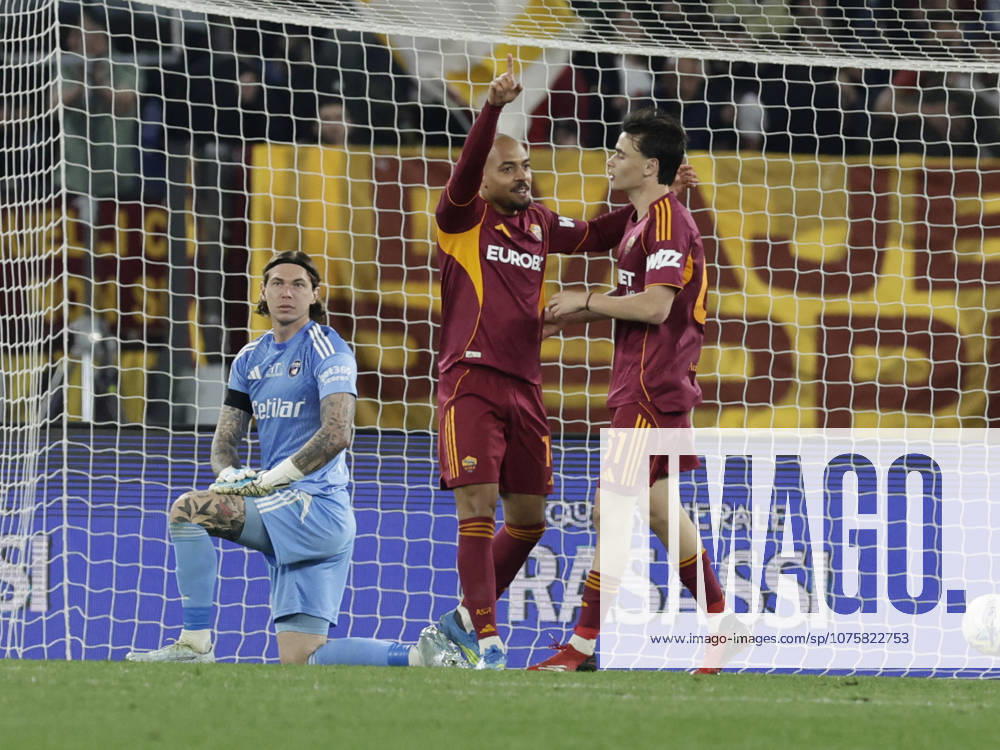 CALCIO - Serie A - AS Roma vs Pisa SC Roma s Dutch midfielder Donyell Malen celebrates after scoring a goal of 3-0 during the Serie A football match between AS Roma vs Pisa at the Olimpico Stadium in Rome, Italy on April 10, 2026. Rome Italy