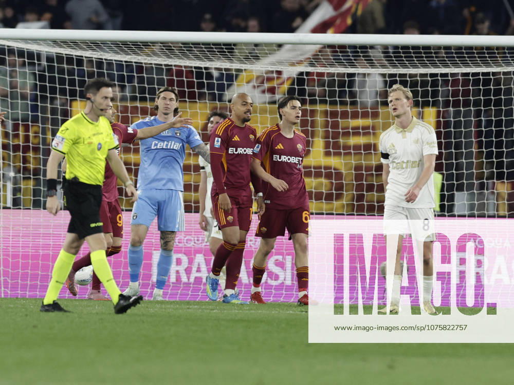 CALCIO - Serie A - AS Roma vs Pisa SC Roma s Dutch midfielder Donyell Malen celebrates after scoring a goal of 3-0 during the Serie A football match between AS Roma vs Pisa at the Olimpico Stadium in Rome, Italy on April 10, 2026. Rome Italy