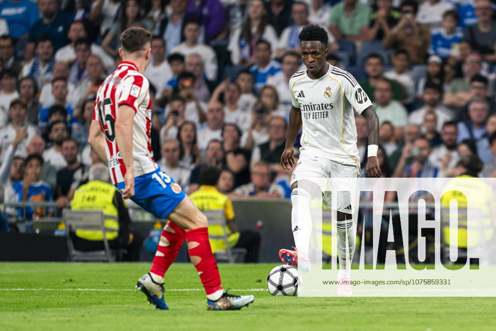 REAL MADRID CF v GIRONA. LA LIGA 2025 2026. ROUND 31. REAL MADRID CF v GIRONA FC. LA LIGA 2025 2026. ROUND 31. Real Madrid CFÂ s Vinicius Junior and Girona FCÂ s Tsygankov during La Liga match. April 10, 2026 (ALTERPHOTOS Tomas Garrido) MadridSpain