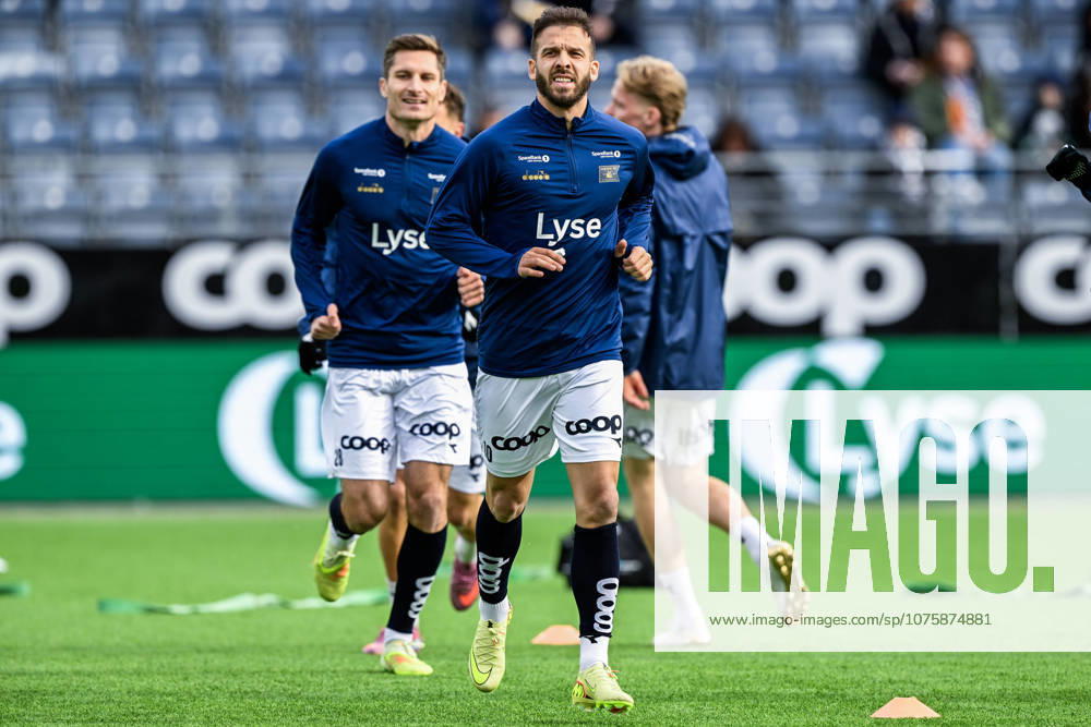 Eliteserien in football 2026 Viking Bodo Glimt Stavanger 20260411 Vikings Zlatko Tripic warms up before the elite series football match between Viking and Bodo Glimt at Lyse Arena in Stavanger Photo Carina Johansen NTB Stavanger Norway RESTRICTED USE FOR BETTING COMPANIES