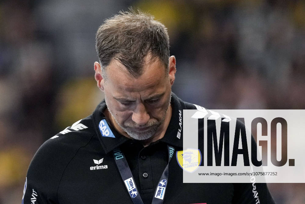 Maik Machulla coach, head coach, RNL , single picture, single photo, action, action, looking disappointed, disappointment, frustration, disappointed, pessimistic, 11 04 2026, Mannheim Germany , Handball, Bundesliga, Rhein Neckar Löwen SG Flensburg Handewitt