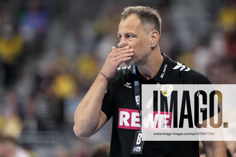 Maik Machulla coach, head coach, RNL , single picture, single photo, action, action, looking disappointed, disappointment, frustration, disappointed, pessimistic, 11 04 2026, Mannheim Germany , Handball, Bundesliga, Rhein Neckar Löwen SG Flensburg Handewitt