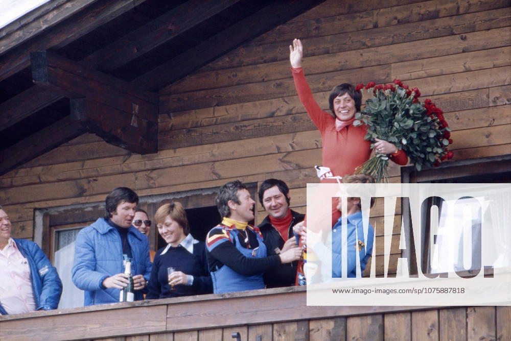 Olympic Winter Games in Innsbruck 1976 The German Skirennläuferin Rosi Mittermaier will After theirs Successes at the XII Olympic Winter Games in Innsbruck on a Balcony in the Axamer Lizum celebrated Them holds a grand Strauss red Roses and beckons the supporters to next to Her Stand Klaus Mayer and theirs Sister Evi Austria, 1976 Innsbruck Austria