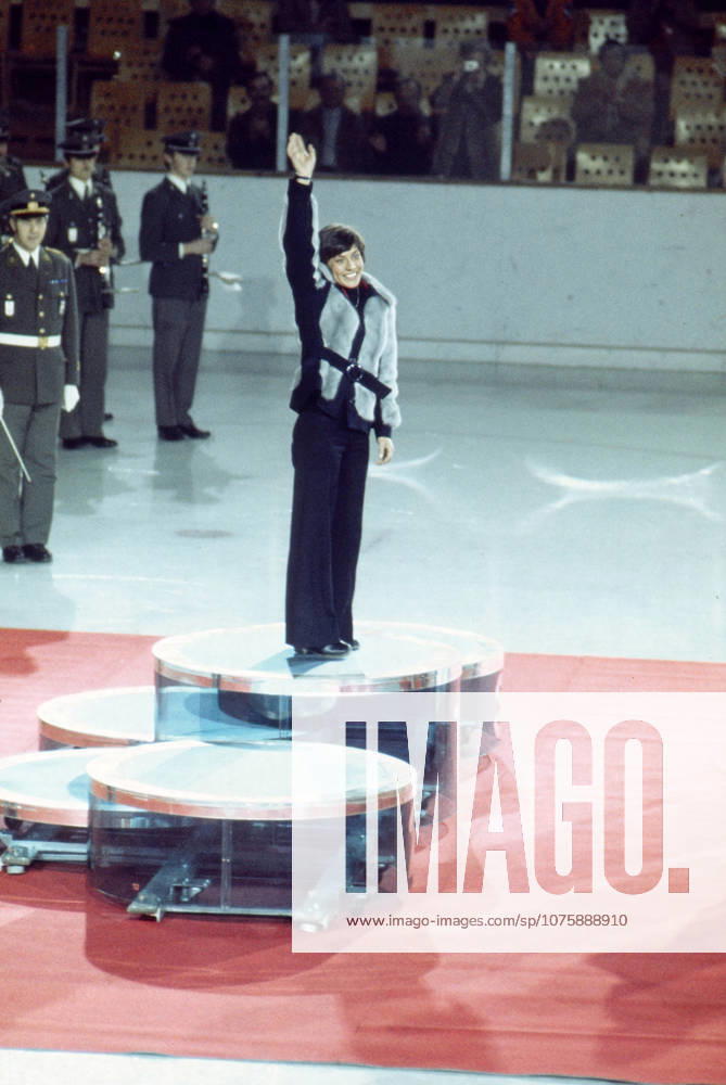 Olympic Winter Games in Innsbruck 1976 The German Skirennläuferin Rosi Mittermaier is on the Podium and beckons the crowd to Them has at the XII Olympic Winter Games in Innsbruck a Gold medal won Austria, 1976 Innsbruck Austria
