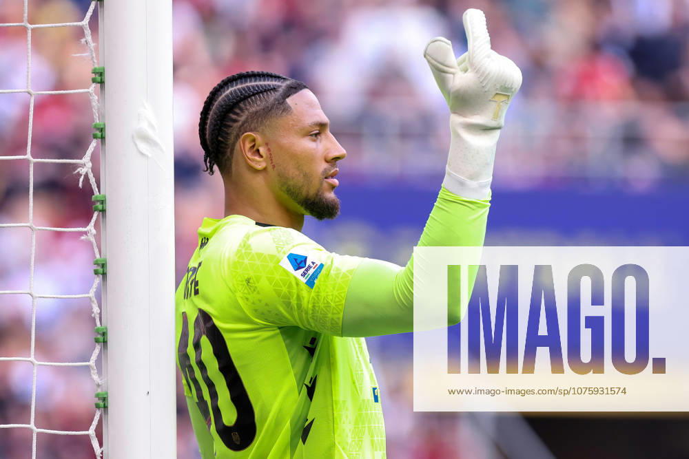 Italy: AC Milan vs Udinese Calcio Italy, Milan, 2026 04 11: Maduka Okoye (Udinese) gives advices to teammates in the first half during soccer game AC Milan vs Udinese Calcio, Serie A Enilive 2025-2026 day 32 at San Siro Stadium Italy, Milan, 2026 04 11: AC Milan vs Udinese Calcio, Serie A EniLive 2025 2026 day 32 at San Siro Stadium. Milan Italy