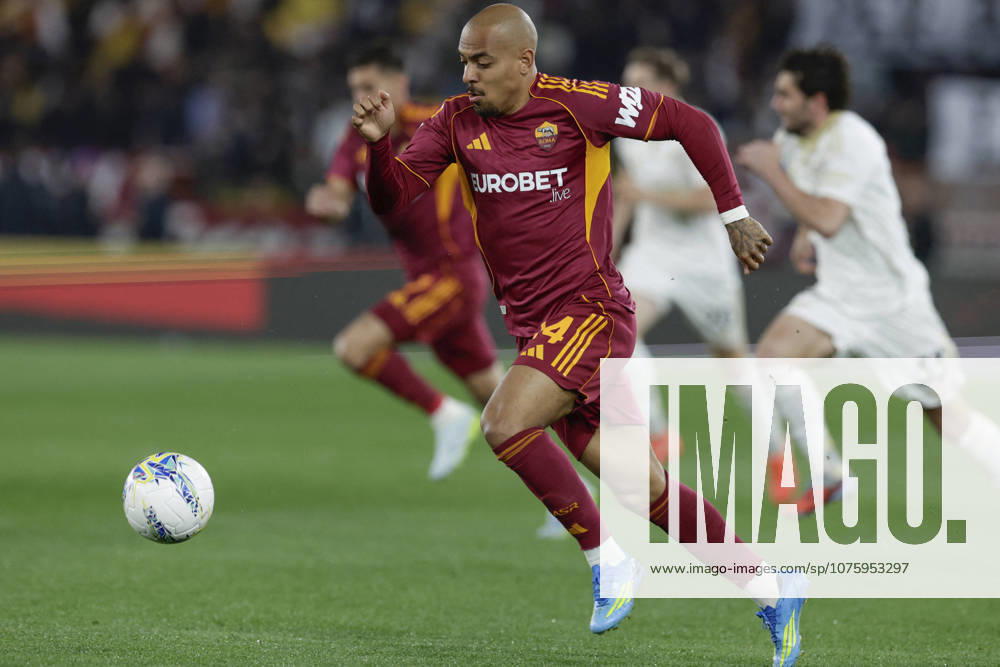 CALCIO - Serie A - AS Roma vs Pisa SC Roma s Dutch midfielder Donyell Malen controls the ball during the Serie A football match between AS Roma vs Pisa at the Olimpico Stadium in Rome, Italy on April 10, 2026. Rome Italy