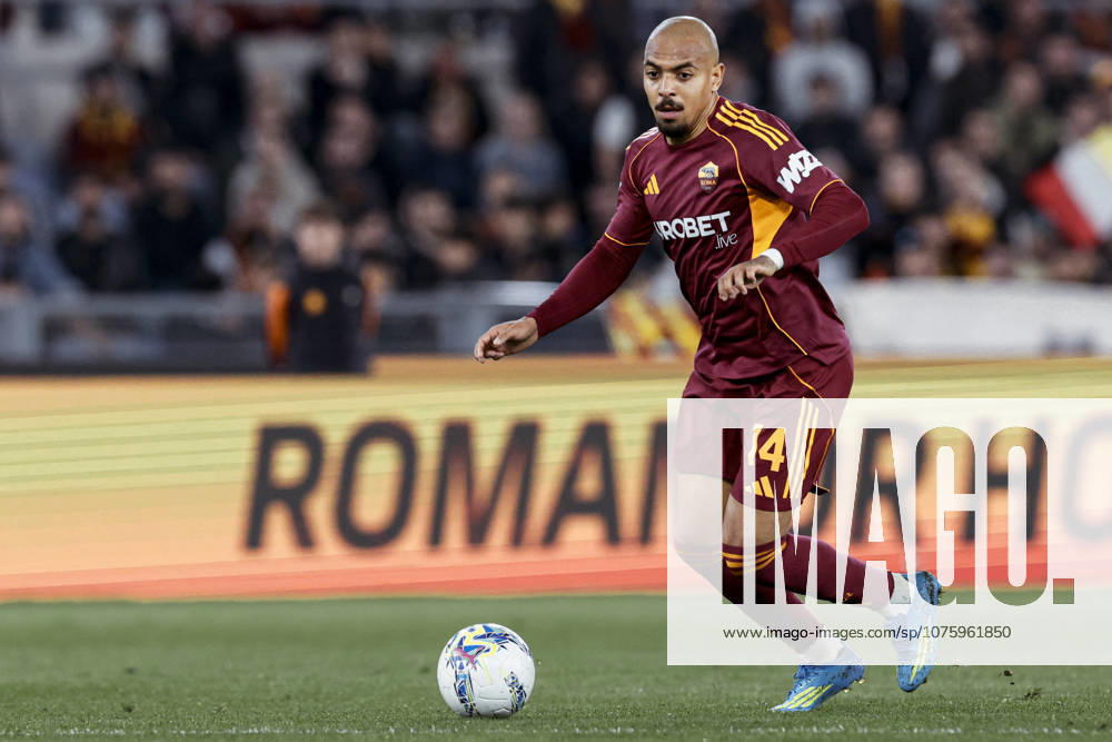 CALCIO - Serie A - AS Roma vs Pisa SC Roma s Dutch midfielder Donyell Malen controls the ball during the Serie A football match between AS Roma vs Pisa at the Olimpico Stadium in Rome, Italy on April 10, 2026. Rome Italy