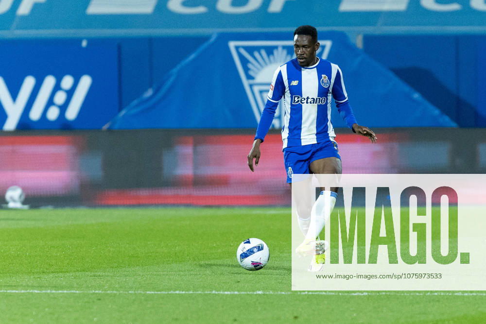 Porto defender from Nigeria ZAIDU SANUSI (12) in action during the game of Matchday 29 of the Liga Portugal Betclic between Estoril and Porto at Estadio Antonio Coimbra da Mota Estoril Portugal - ZUMAs359 20260412_zsp_s359_015