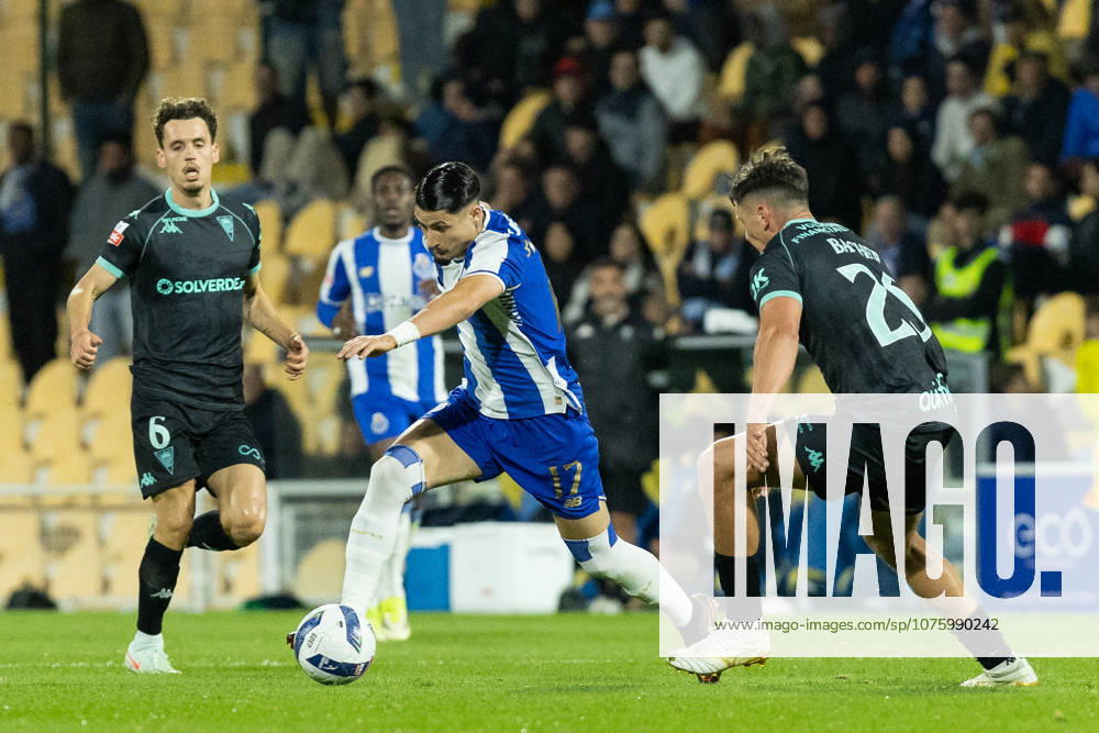 Porto forward from Spain BORJA SAINZ (17) in action during the game of Matchday 29 of the Liga Portugal Betclic between Estoril and Porto at Estadio Antonio Coimbra da Mota Estoril Portugal - ZUMAs359 20260412_zsp_s359_110