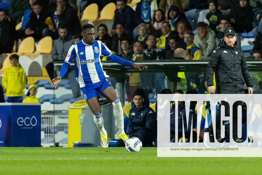Porto defender from Nigeria ZAIDU SANUSI (12) in action during the game of Matchday 29 of the Liga Portugal Betclic between Estoril and Porto at Estadio Antonio Coimbra da Mota Estoril Portugal - ZUMAs359 20260412_zsp_s359_107