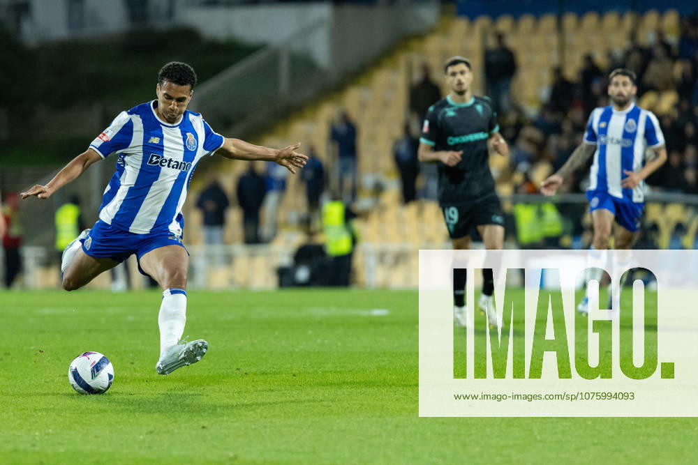 Porto defender from Portugal ALBERTO COSTA (20) in action during the game of Matchday 29 of the Liga Portugal Betclic between Estoril and Porto at Estadio Antonio Coimbra da Mota Estoril Portugal - ZUMAs359 20260412_zsp_s359_104