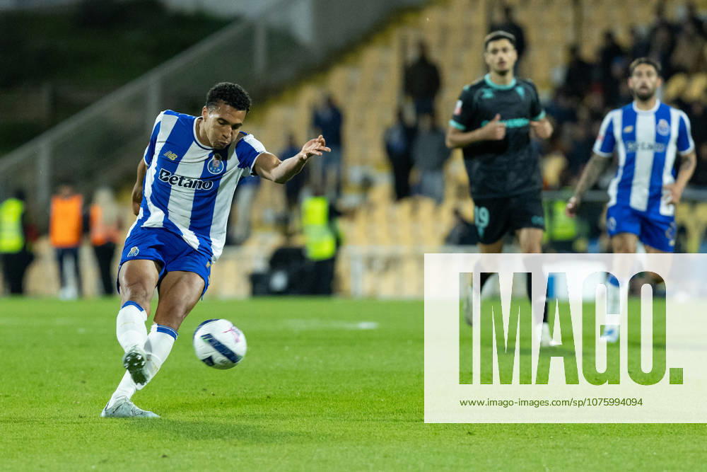Porto defender from Portugal ALBERTO COSTA (20) in action during the game of Matchday 29 of the Liga Portugal Betclic between Estoril and Porto at Estadio Antonio Coimbra da Mota Estoril Portugal - ZUMAs359 20260412_zsp_s359_105
