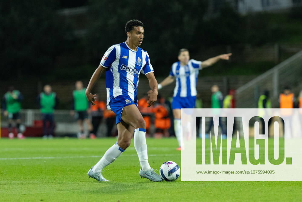 Porto defender from Portugal ALBERTO COSTA (20) in action during the game of Matchday 29 of the Liga Portugal Betclic between Estoril and Porto at Estadio Antonio Coimbra da Mota Estoril Portugal - ZUMAs359 20260412_zsp_s359_103