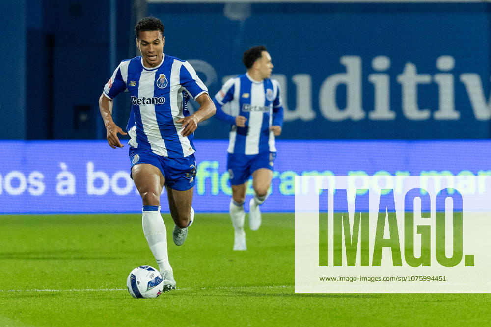 Porto defender from Portugal ALBERTO COSTA (20) in action during the game of Matchday 29 of the Liga Portugal Betclic between Estoril and Porto at Estadio Antonio Coimbra da Mota Estoril Portugal - ZUMAs359 20260412_zsp_s359_088