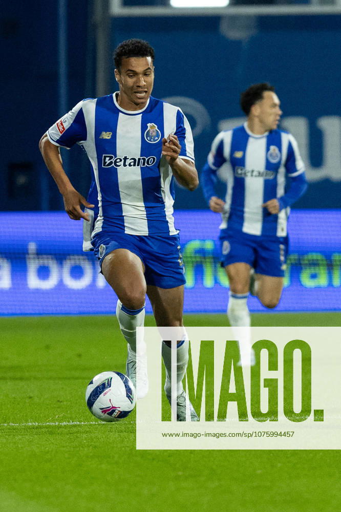 Porto defender from Portugal ALBERTO COSTA (20) in action during the game of Matchday 29 of the Liga Portugal Betclic between Estoril and Porto at Estadio Antonio Coimbra da Mota Estoril Portugal - ZUMAs359 20260412_zsp_s359_087
