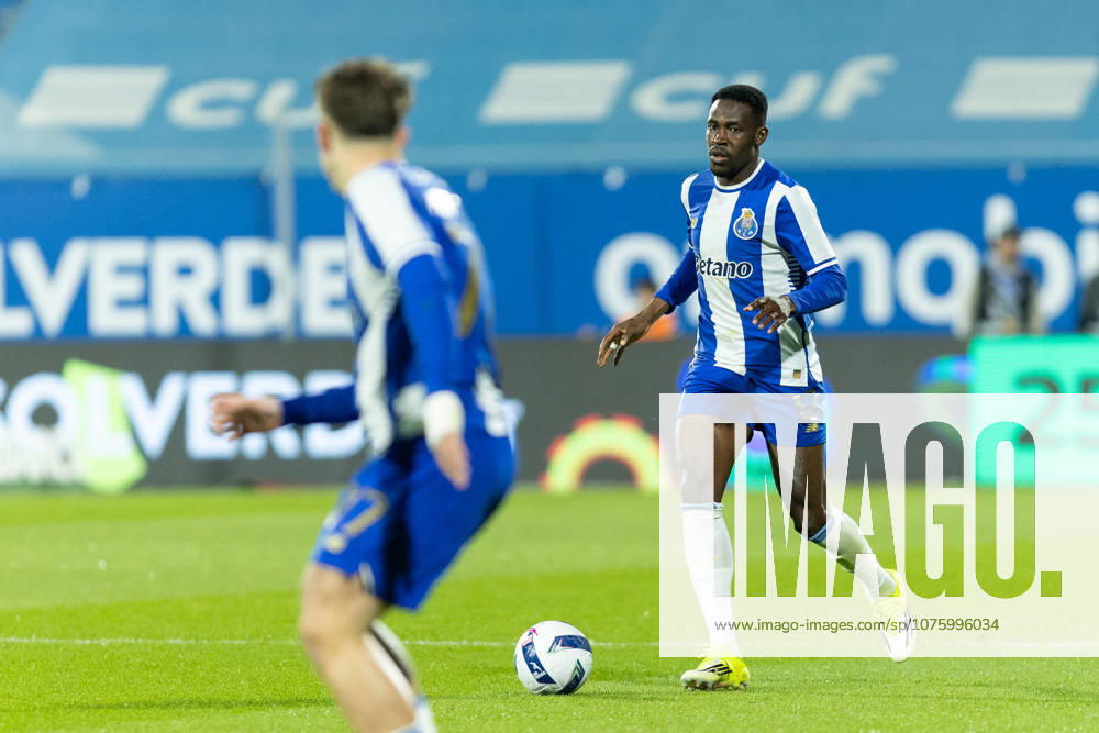 Porto defender from Nigeria ZAIDU SANUSI (12) in action during the game of Matchday 29 of the Liga Portugal Betclic between Estoril and Porto at Estadio Antonio Coimbra da Mota Estoril Portugal - ZUMAs359 20260412_zsp_s359_040