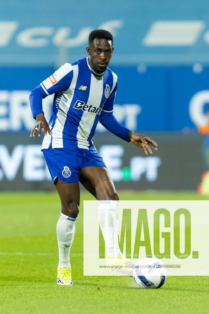 Porto defender from Nigeria ZAIDU SANUSI (12) in action during the game of Matchday 29 of the Liga Portugal Betclic between Estoril and Porto at Estadio Antonio Coimbra da Mota Estoril Portugal - ZUMAs359 20260412_zsp_s359_041