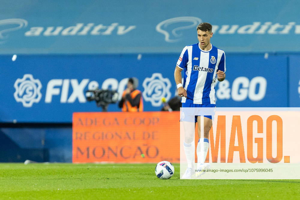 Porto defender from Poland JAKUB KIWIOR (4) in action during the game of Matchday 29 of the Liga Portugal Betclic between Estoril and Porto at Estadio Antonio Coimbra da Mota Estoril Portugal - ZUMAs359 20260412_zsp_s359_042